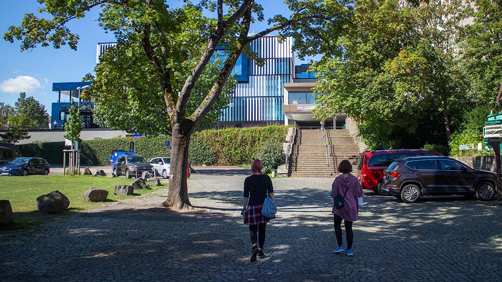 Blick auf die Rhein-Mosel Halle, der Veranstaltungsort der Hanami in Koblenz